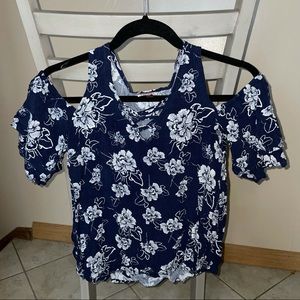 SO women short sleeve top open shoulders.